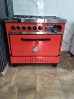 Cocina Múltiple Eco Roja 4 Hornallas con Plancha y Carlitera